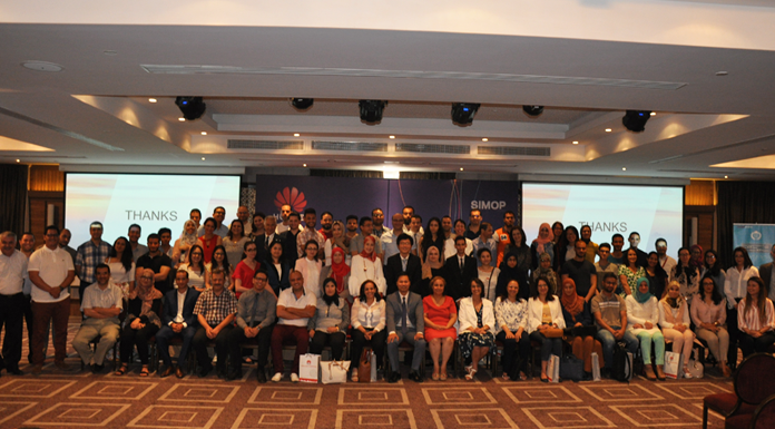 Huawei Les lauréats et leurs professeurs lors de la cérémonie officielle de la Huawei ICT Academy