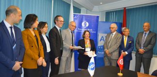 Signature entre M. Slimane Bettaieb, directeur général de l’ATL, et Mme Janet Heckman, Managing Director de la BERD pour la région sud de la Méditerranée