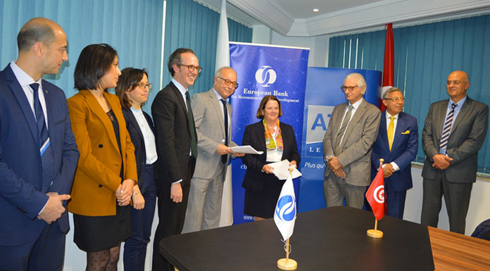 Signature entre M. Slimane Bettaieb, directeur général de l’ATL, et Mme Janet Heckman, Managing Director de la BERD pour la région sud de la Méditerranée