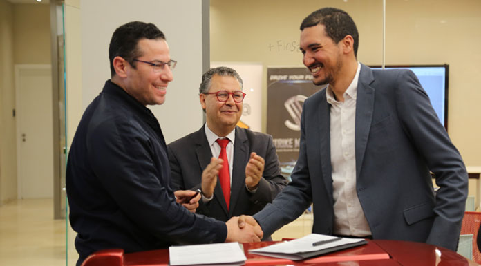 Signature de contrat entre Srike Motors & MonResto Signature de contrat entre Srike Motors & MonResto