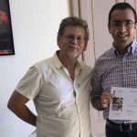 Mohamed Aziz BACCOUCHE recevant son certificat d’excellence de la part de Alain FERRO directeur du Grasse Institute of Perfumery