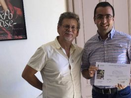 Mohamed Aziz BACCOUCHE recevant son certificat d’excellence de la part de Alain FERRO directeur du Grasse Institute of Perfumery