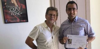 Mohamed Aziz BACCOUCHE recevant son certificat d’excellence de la part de Alain FERRO directeur du Grasse Institute of Perfumery