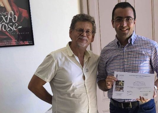 Mohamed Aziz BACCOUCHE recevant son certificat d’excellence de la part de Alain FERRO directeur du Grasse Institute of Perfumery