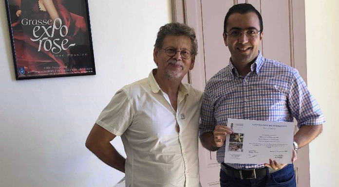 Mohamed Aziz BACCOUCHE recevant son certificat d’excellence de la part de Alain FERRO directeur du Grasse Institute of Perfumery Mohamed Aziz BACCOUCHE recevant son certificat d’excellence de la part de Alain FERRO directeur du Grasse Institute of Perfumery