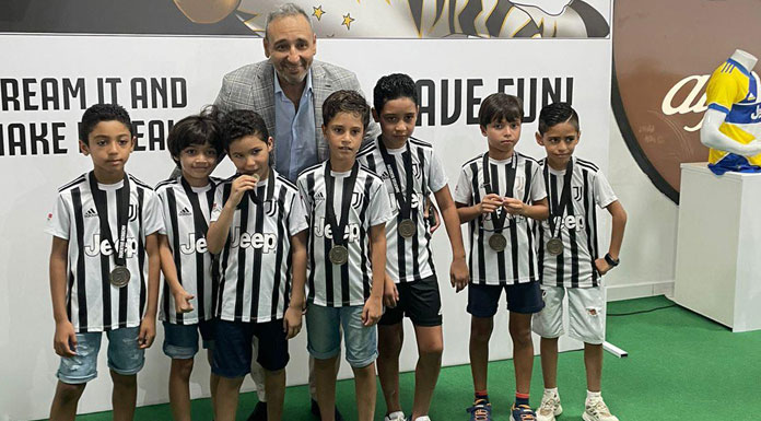  JEEP Tunisia, patrocinador de la Juventus Academy, felicitó a los niños en su showroom de Berges du Lac