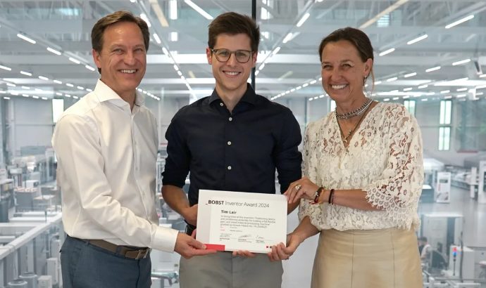 Tim Lair, ingénieur en fabrication additive, recevant le prix de l’inventeur de l’année 2024 De gauche à droite: Jean-Pascal Bobst, CEO Bobst Group, Tim Lair, Sigrid Wagner, Bobst Group IP Director