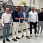 De gauche à droite : Nigel Tracey, directeur commercial de BOBST NMW Technology ; Matteo Cardinotti, responsable de BOBST NMW PL ; Armand van Huut, PDG de Geostick ; Cees Schouten, directeur de l'exploitation de Geostick ; Tommy Schouten, directeur de production Geostick ; Koen Vlieghe, directeur commercial de la zone