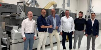 De gauche à droite : Nigel Tracey, directeur commercial de BOBST NMW Technology ; Matteo Cardinotti, responsable de BOBST NMW PL ; Armand van Huut, PDG de Geostick ; Cees Schouten, directeur de l'exploitation de Geostick ; Tommy Schouten, directeur de production Geostick ; Koen Vlieghe, directeur commercial de la zone