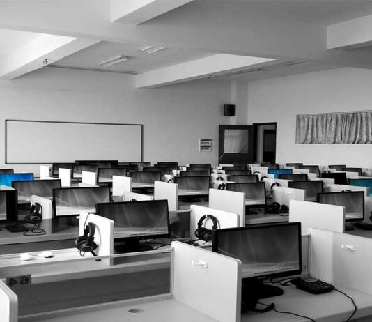 Centres d’appels : La nouvelle loi française menace près de 27 000 emplois en Tunisie